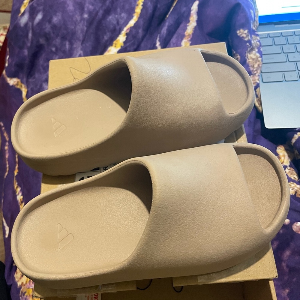 Kids Yeezy Slides size 3Y